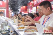六夫独宠“嗦粉”经济火热 中国多地“食力”出圈